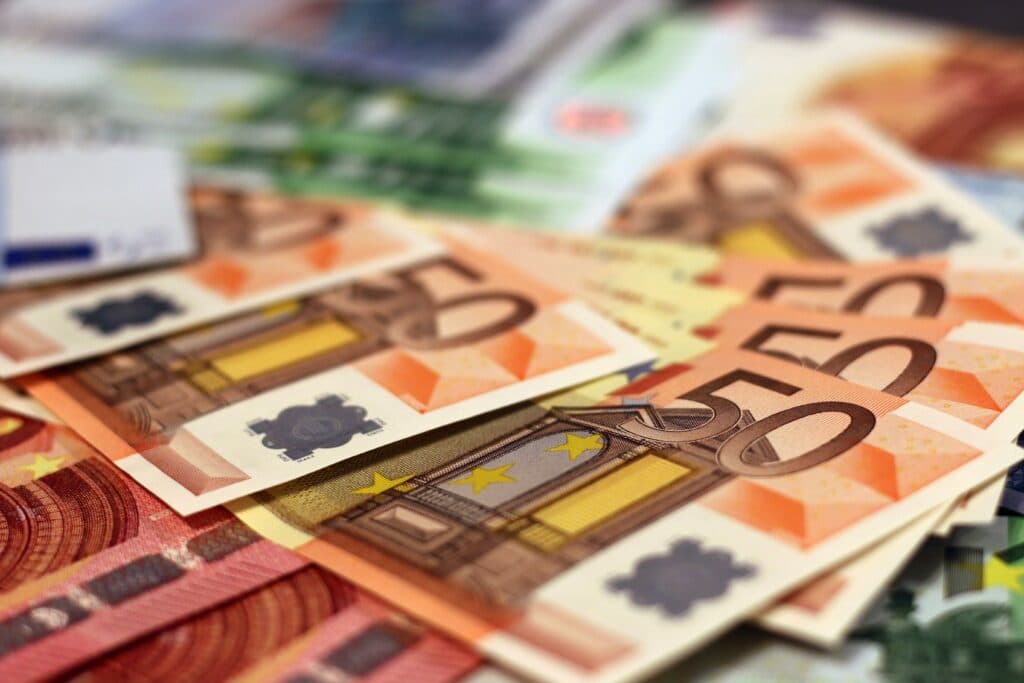 Granturi de până la 200.000 de eyro pentru românii din străinătate care investesc în România
