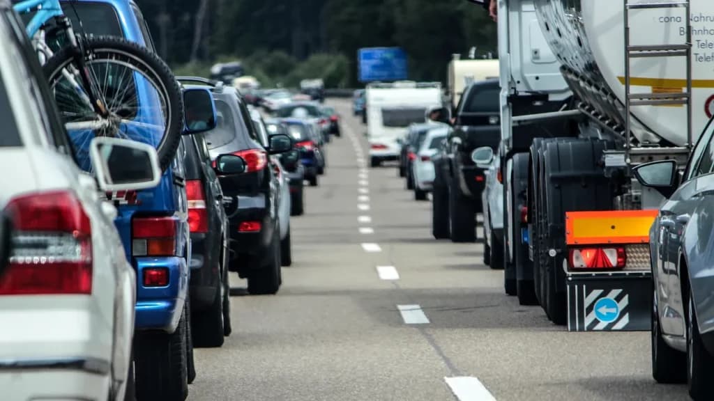 Aglomerație pe șosele la finalul minivacanței de 1 Mai. Circulație îngreunată pe DN1, între Brașov și București. Rute alternative