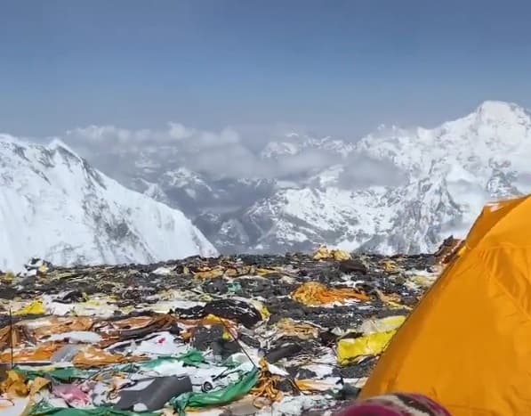 O avalanșă l-a salvat pe Everest: ghidul nepalez crezut mort a povestit cum a supraviețuit șase zile pe munte