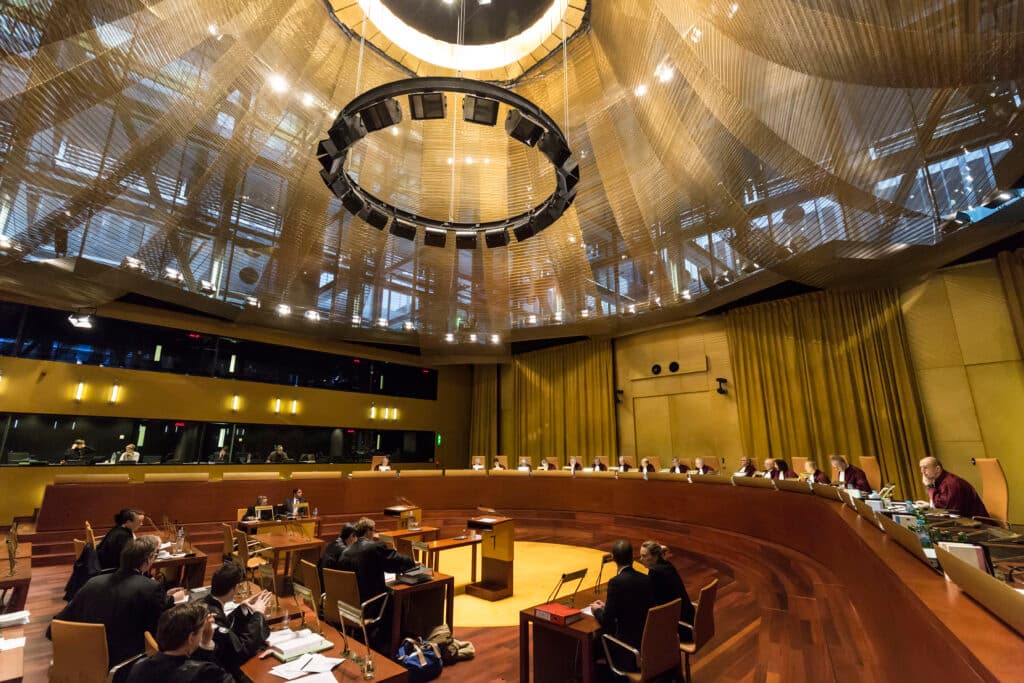 Uniunea Europeană poate îngheța activele rușilor sancționați chiar și prin trusturi, decide CJUE
