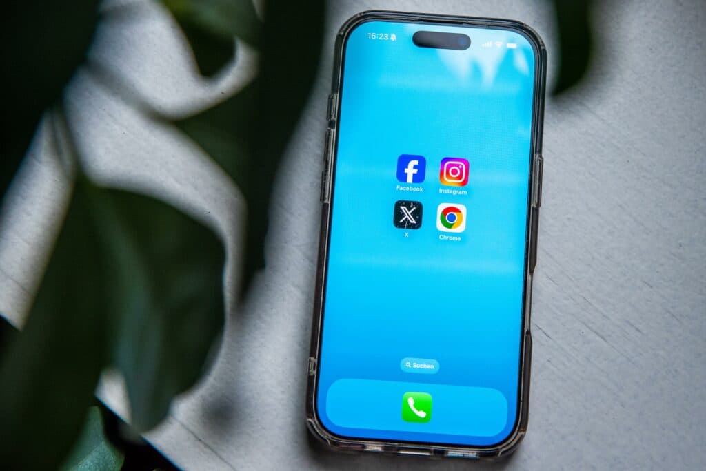 Lovitură pentru TikTok, Facebook și Instagram! Încă o țară a început să blocheze accesul copiilor