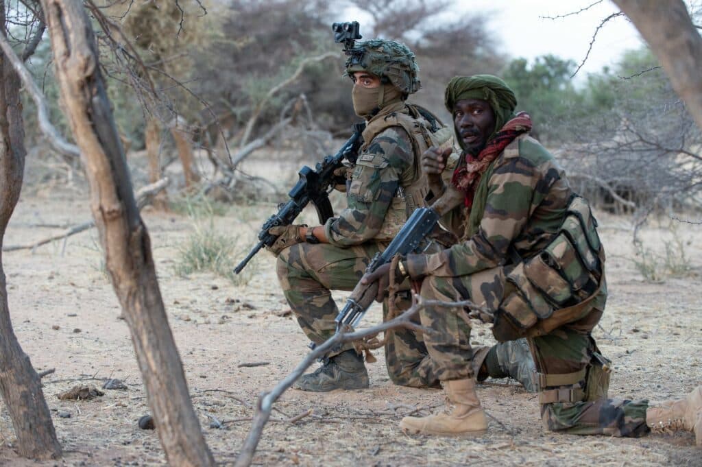 Atacuri coordonate în Mali: militanți islamiști și separatiști lovesc simultan mai multe orașe