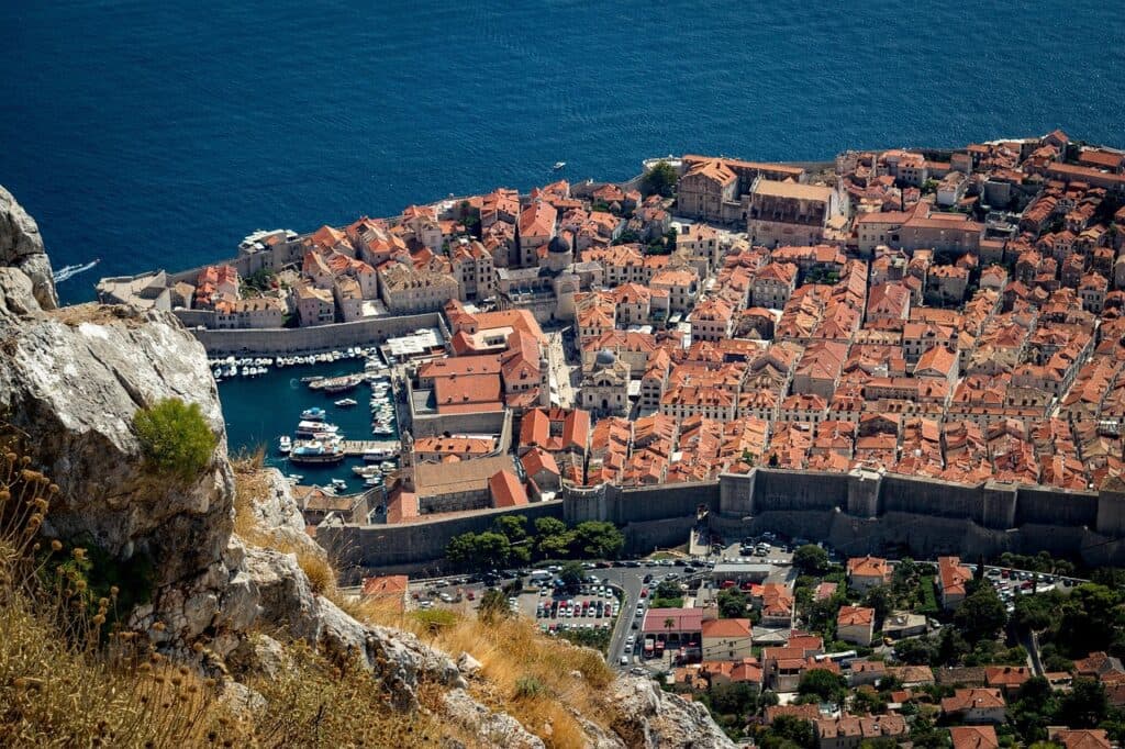 Cel mai aglomerat oraș din Europa are 6,5 milioane de turiști pe an și doar 40.000 de localnici