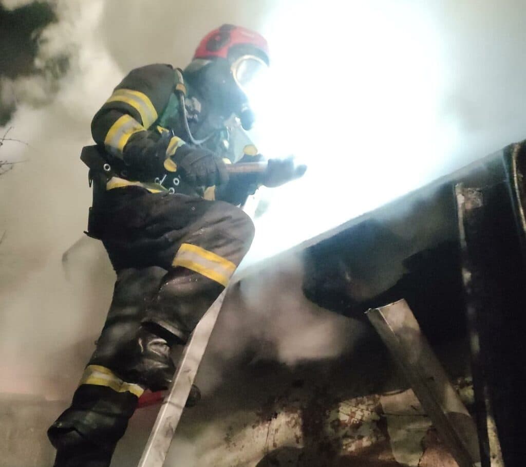 Incendiu puternic la un service auto din județul Galați. O persoană a suferit arsuri pe 80% din corp