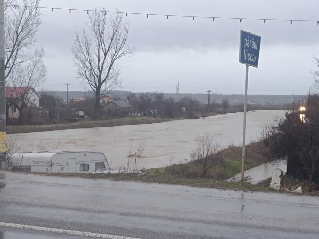 Cod portocaliu de viituri pe râuri din judeţele Gorj şi Mehedinţi, de vineri seara / Alertă de inundaţii în alte 16 judeţe