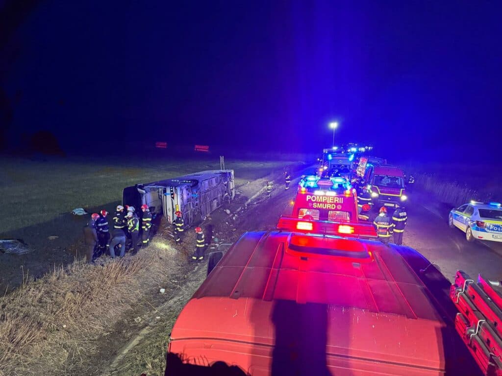 Autocar cu 44 de persoane, implicat într-un accident rutier, între Galați și Vaslui. Un om a murit, 14 au ajuns la spital