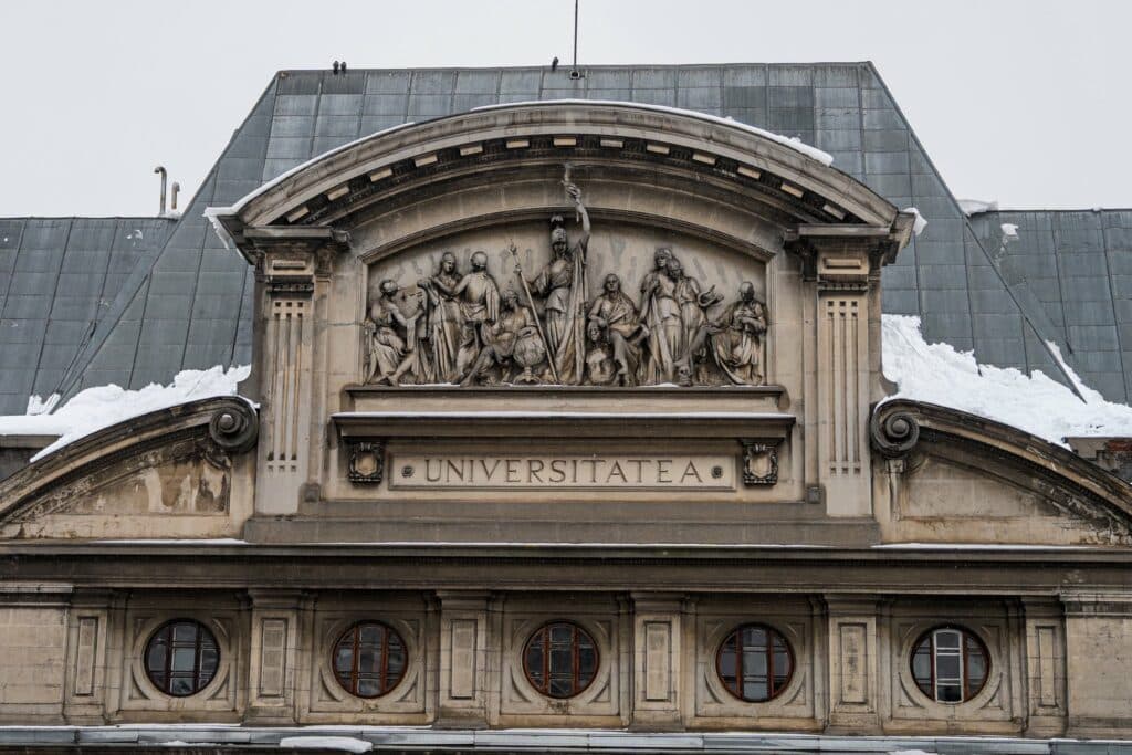 Tensiuni la Universitatea din București: mai multe cadre universitare avertizează asupra pericolului desființării unor programe din cadrul universității, unele considerate unice