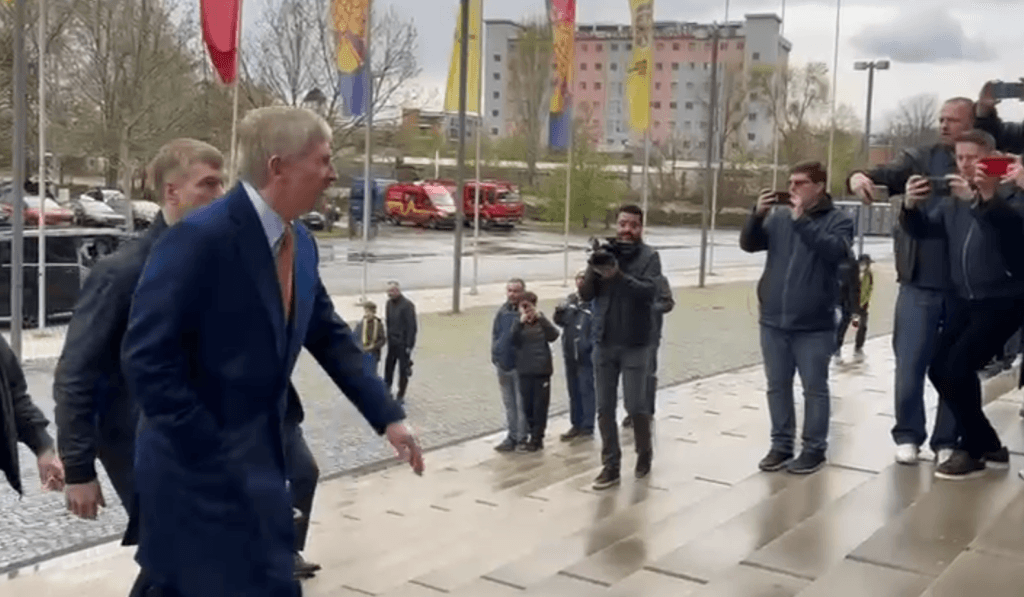 Miliardarul Rinat Ahmetov a ajuns la catafalcul lui Mircea Lucescu