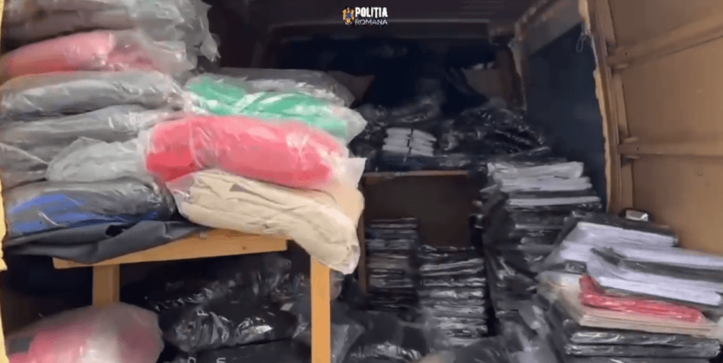 Haine și parfumuri de contrabandă, evaluate la peste 12.000 de lei, confiscate de polițiști în Sectorul 2