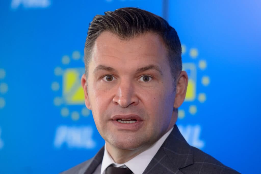Stroe, după respingerea de CCR a legii privind utilizarea a 40% români pe teren: Populismul AUR a fost demontat