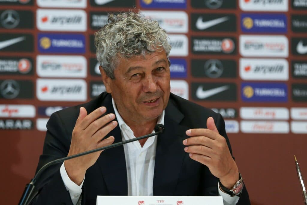 Sicriul cu trupul neînsuflețit al lui Mircea Lucescu a ajuns la Arena Națională