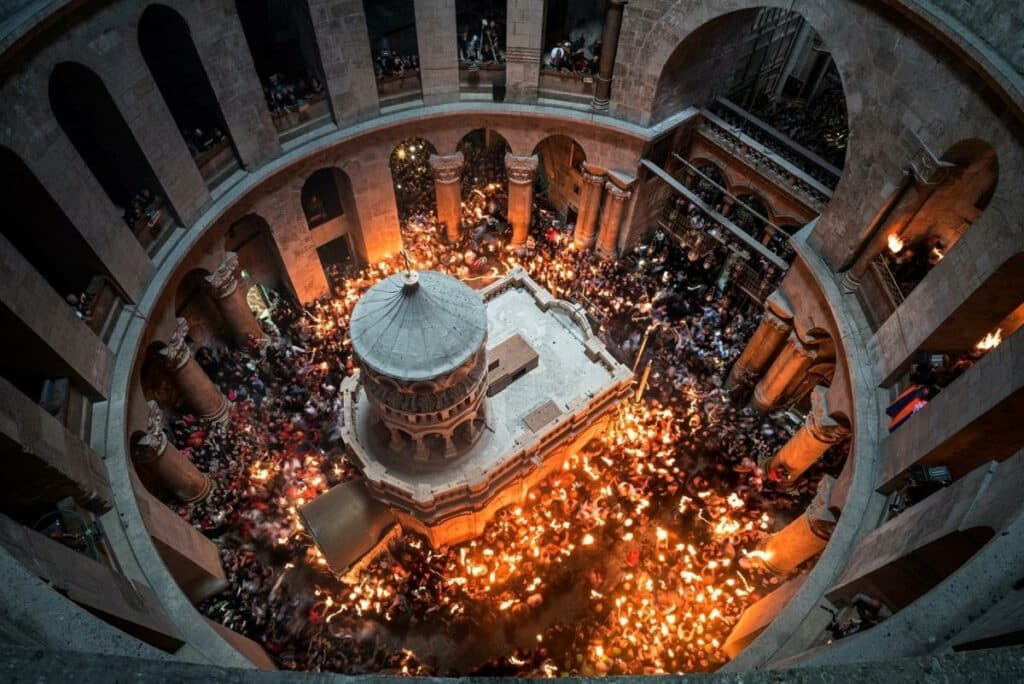 Sfânta Lumină a fost primită la Biserica Sfântului Mormânt din Ierusalim. Când ajunge în România