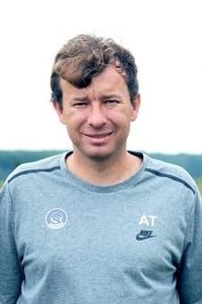 UEFA l-a suspendat pe viață pe antrenorul care filma sportivele cu camere ascunse. Ce s-a descoperit în caz