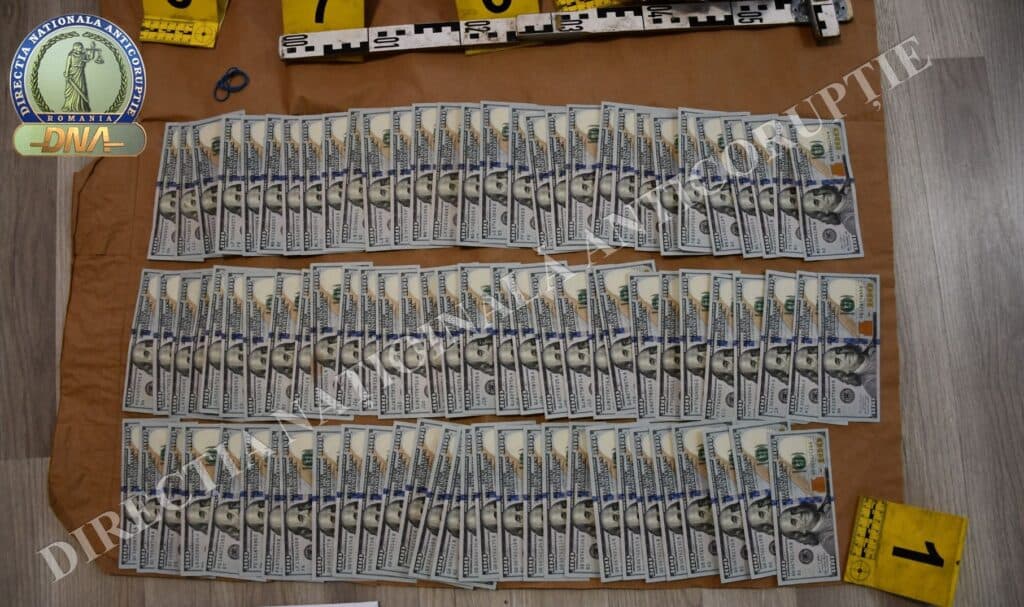 DNA reține 2 inspectori de la Biroul Vamal de Frontieră Constanța pentru mită. Câți bani au găsit procurorii