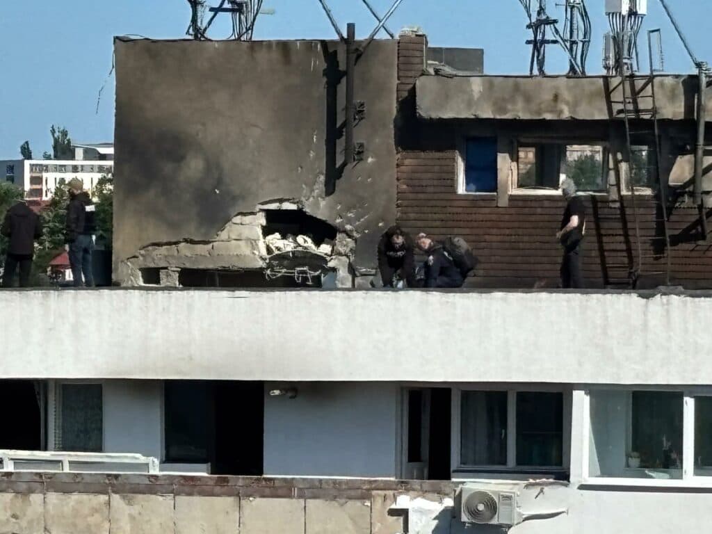 UPDATE: O dronă s-a prăbușit peste un bloc de locuințe în Galați | Consulatul Rusiei de la Constanța va fi închis. Anunțul lui Nicușor Dan | Ambasadorul Rusiei, convocat la MAE | IMAGINI ÎN PREMIERĂ
