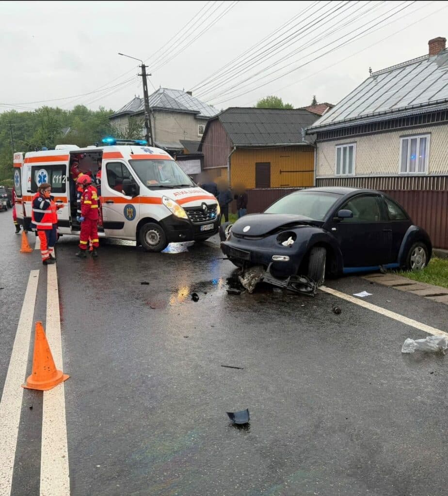 Accident pe DN17: O mașină a ieșit de pe șosea. Două persoane au fost transportate la spital