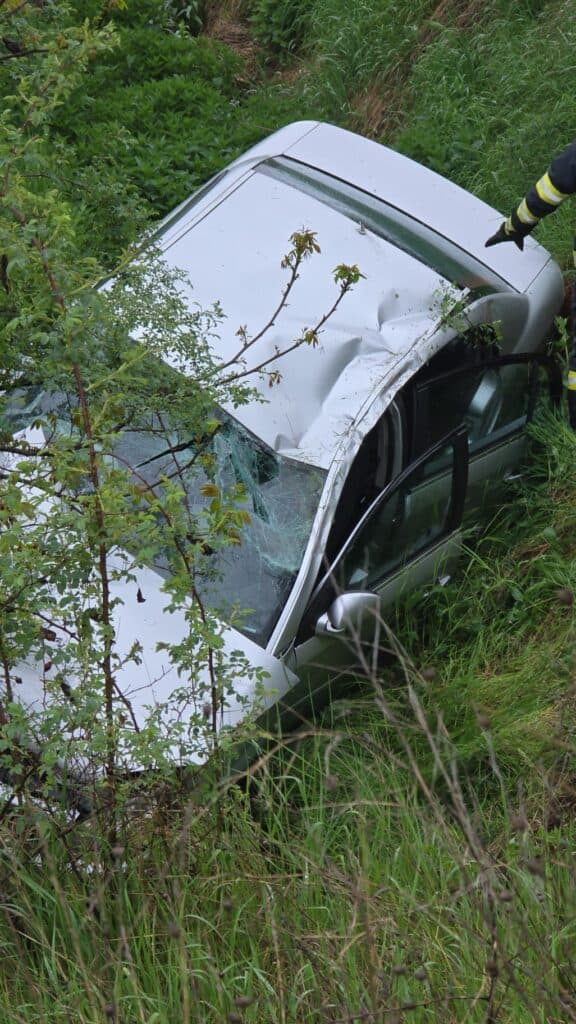 O mașină a căzut într-un canal din Târgu Neamț. Persoanele din vehicul au fost transportate la spital
