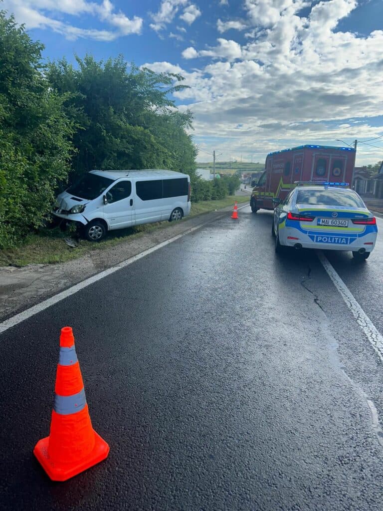 Accident în județul Sibiu. Cinci persoane aflate într-un microbuz au ajuns la spital