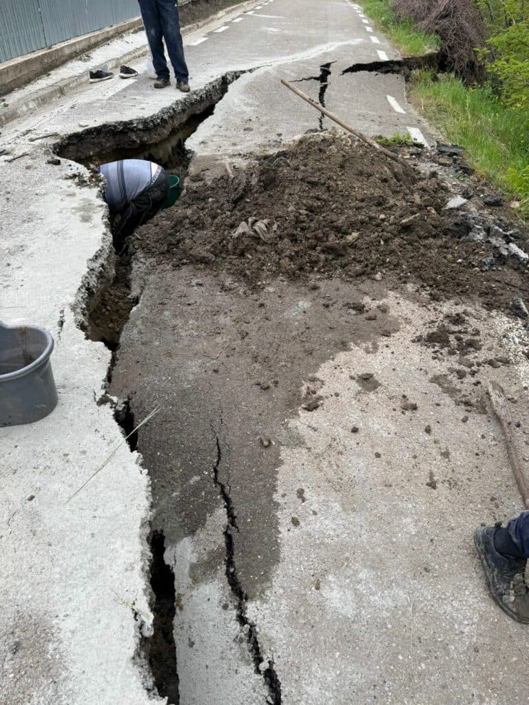 UPDATE. Trei locuințe au rămas izolate în urma unei alunecări de teren în județul Vaslui. Drumul de acces în localitate a fost afectat