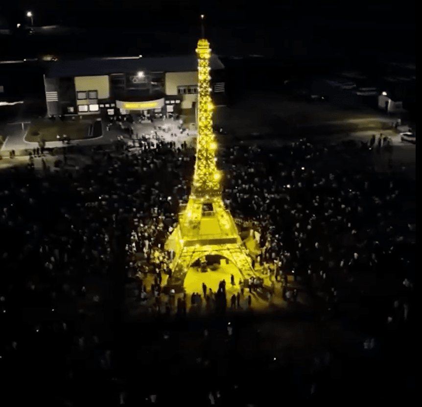 Cadou de proporții. Mai mulți tineri au construit o replică a Turnului Eiffel într-un sat