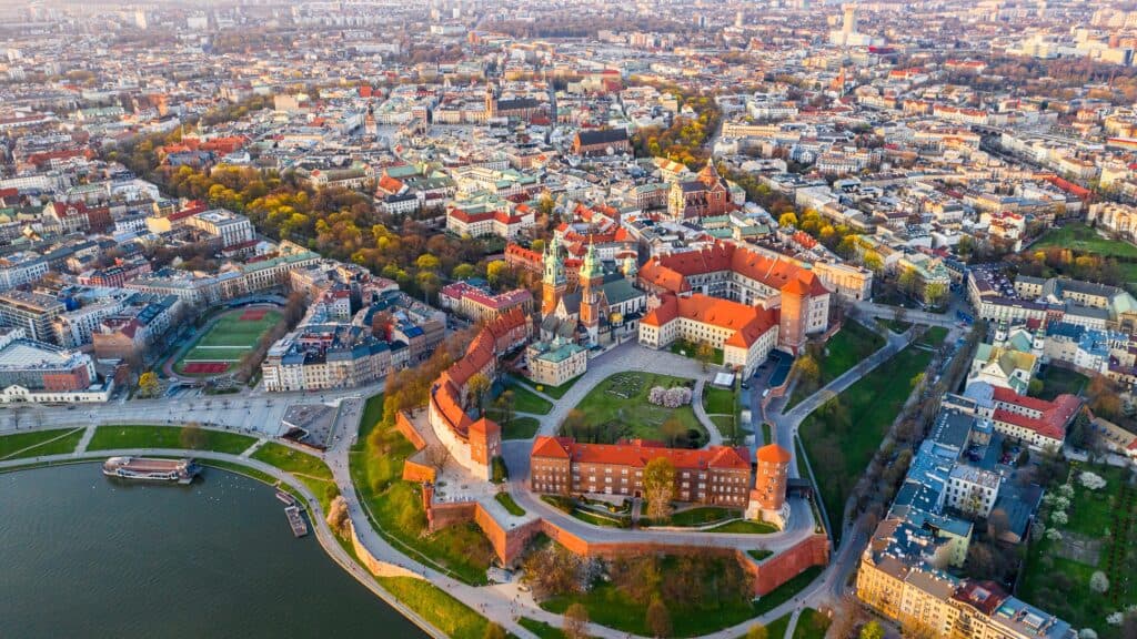 Orașul european care bate Sevilla și Lisabona la turism. Vacanța te costă surprinzător de puțin