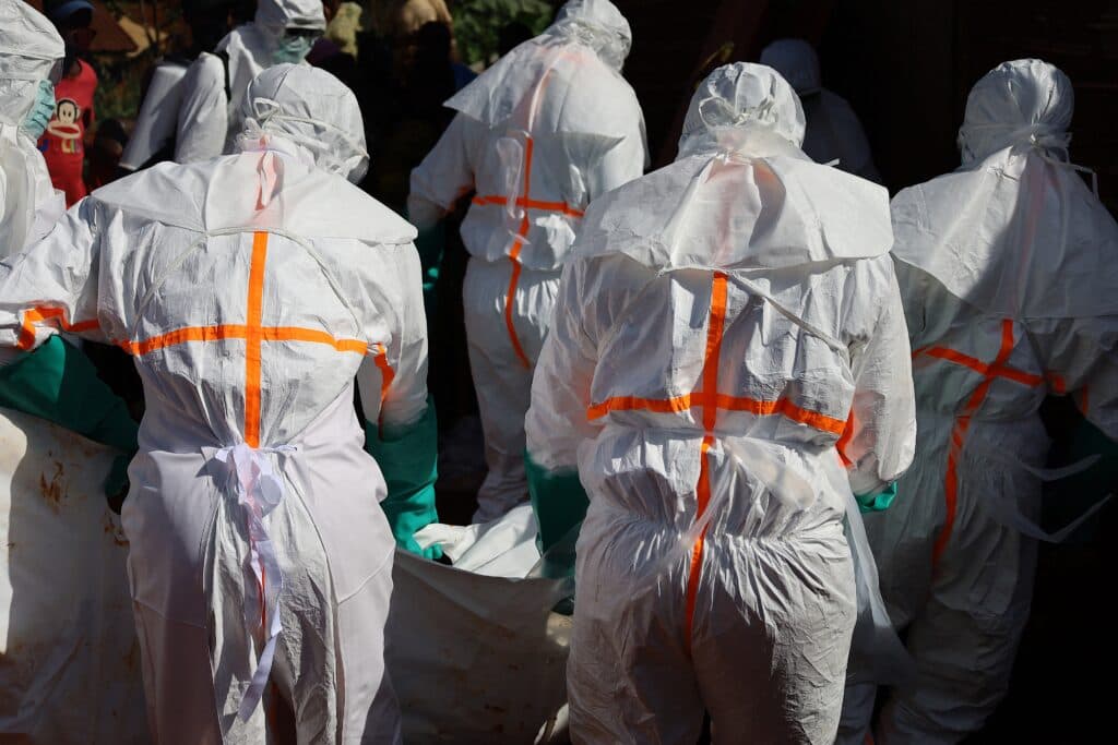 Ebola se extinde. Medicii se lovesc de neîncrederea oamenilor în existența virusului