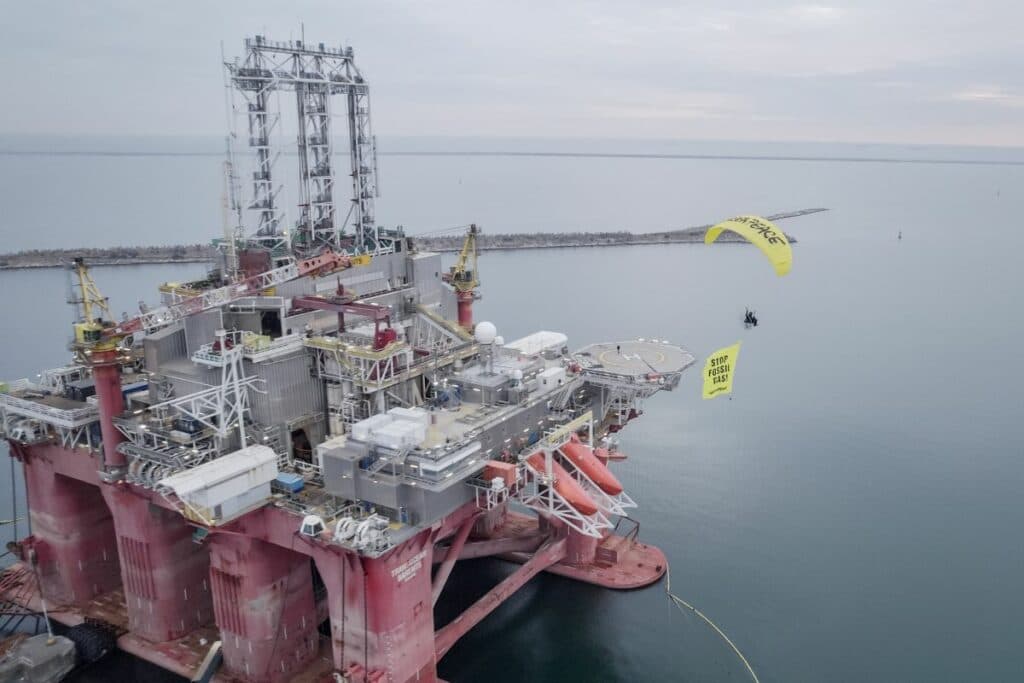 Greenpeace: Posibilă poluare uriașă în Marea Neagră / Activiștii acuză că deversarea de la Neptun Deep este ignorată de autorități