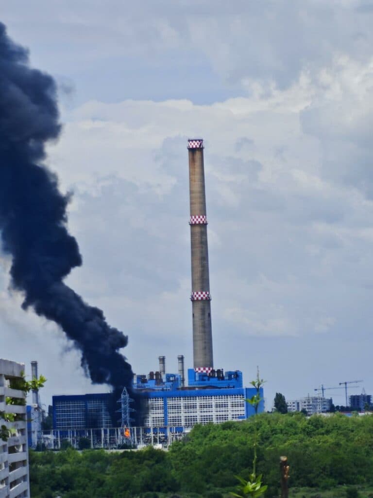 UPDATE: Incendiu cu degajări mari de fum la CET Vest, în Sectorul 6. Transformatorul care arde e lângă cele afectate de explozia din aprilie – VIDEO