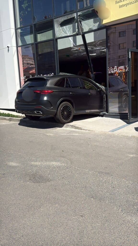 A intrat cu mașina într-un bancomat pe o stradă din Galați. O femeie a fost rănită