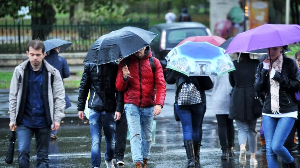 Cod galben de vreme instabilă în Capitală: Ploi, descărcări electrice și vânt puternic în weekend