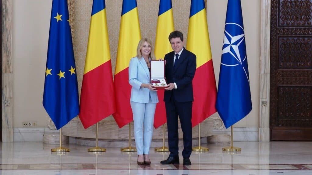 Nicușor Dan a decorat-o pe Nadia Comăneci: Vreau să vă mulțumesc că sprijiniți România