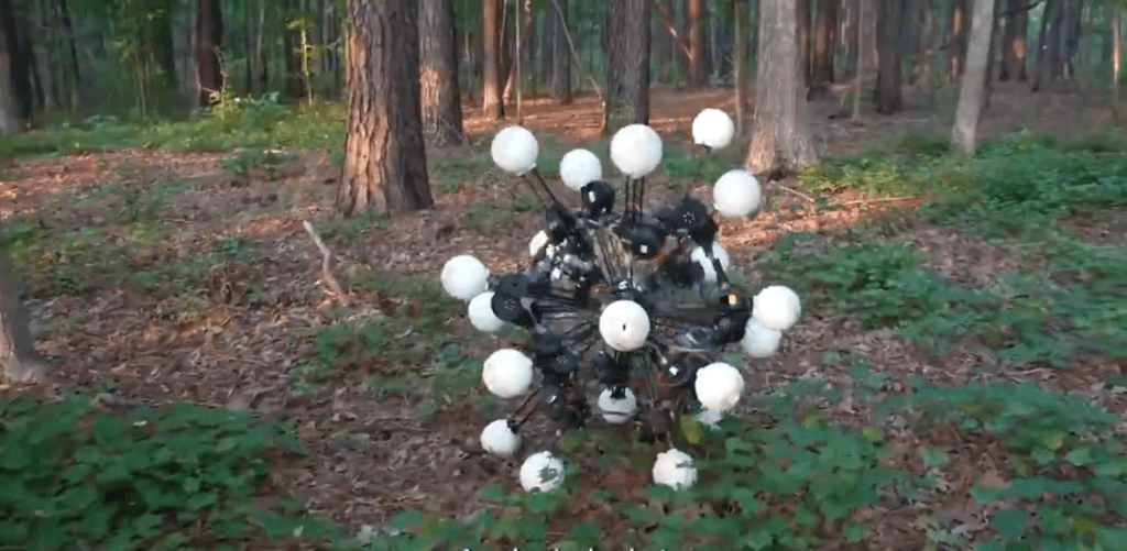 Americanii au construit un robot cu 20 de picioare și ochi care se mișcă și vede instantaneu în orice direcție