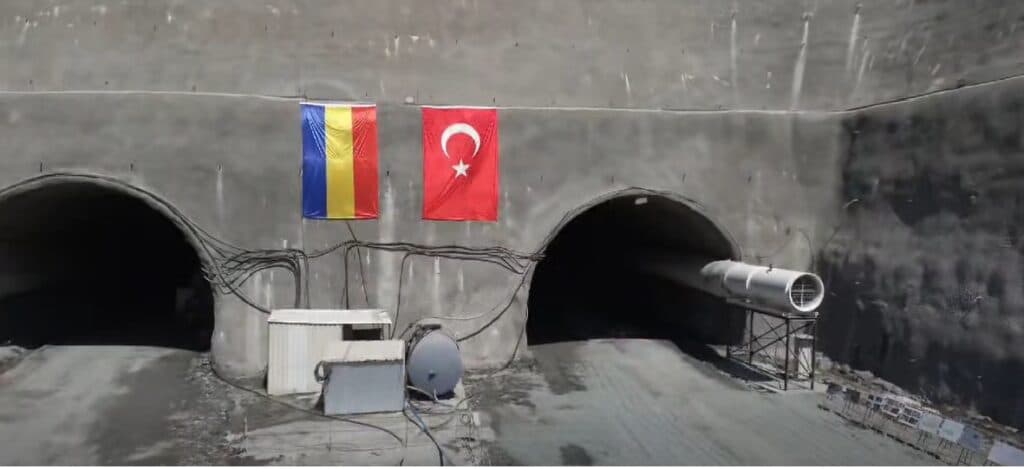Moment important pe autostrada Sibiu-Pitești. A fost străpuns tunelul de la Robești