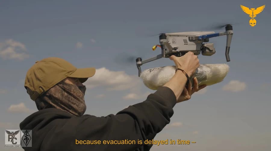 (FOTO/VIDEO) Ucrainenii arată cum dronele livrează ajutoare medicale. Imagini publicate de GUR