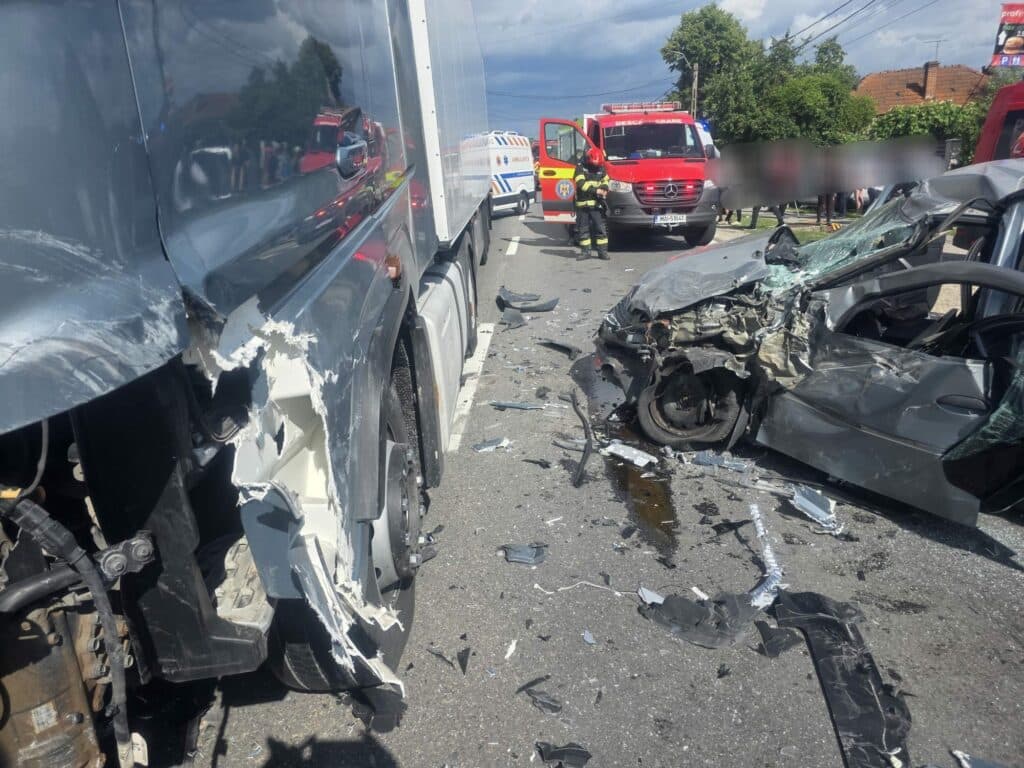 Patru răniți grav în urma unui accident între un camion și două mașini, pe DN 7, în Argeș