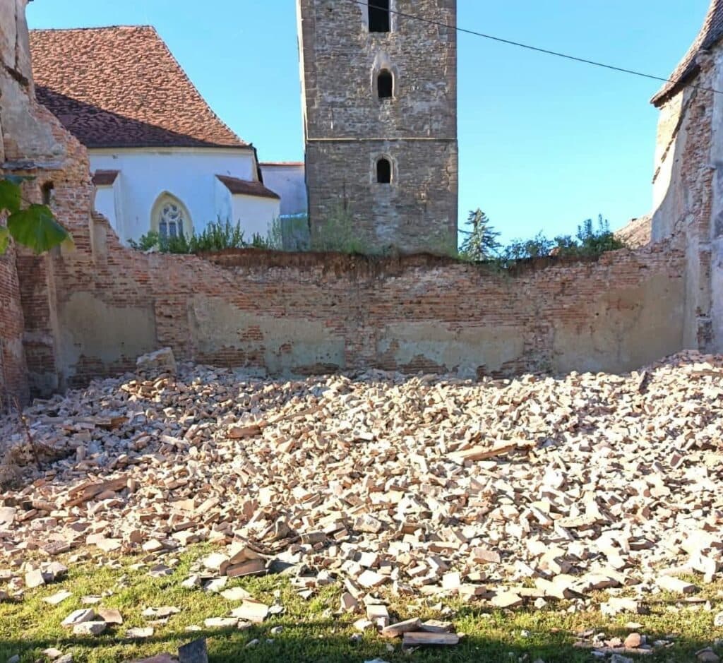 O parte din zidul uneia dintre cele mai valoroase biserici fortificate din Transilvania s-a prăbușit. Vizitele au fost suspendate