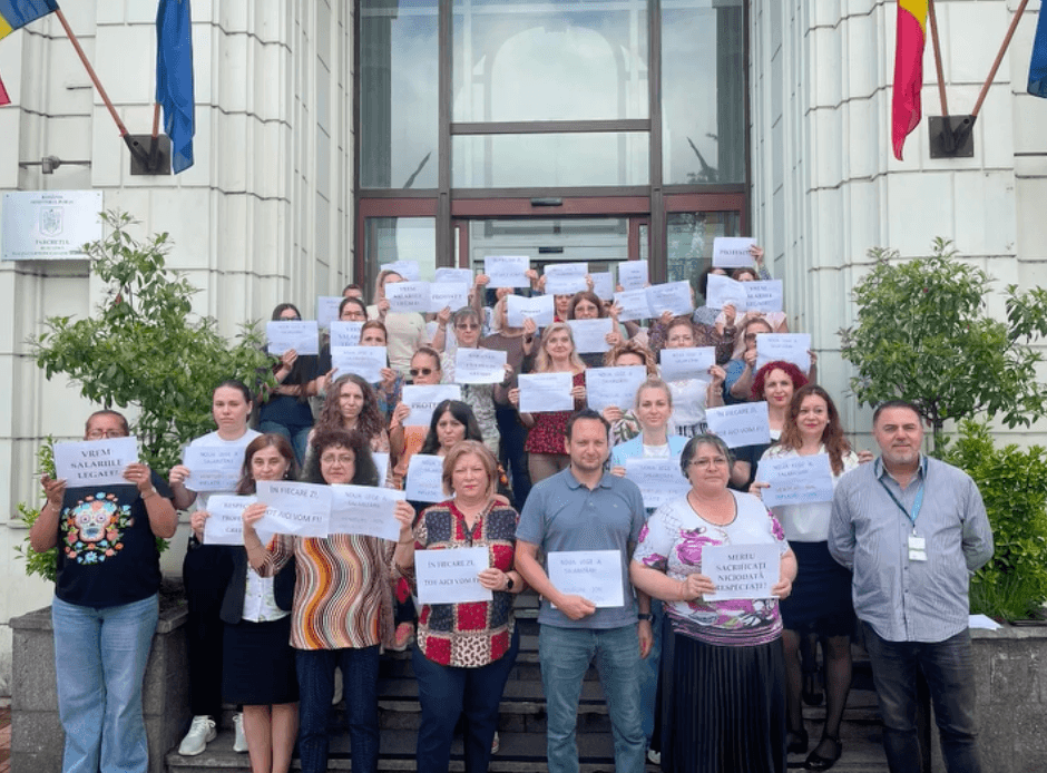 „Fără grefieri, justiția se blochează”.Grefierii protestează pe scările instanțelor și parchetelor împotriva legii salarizării