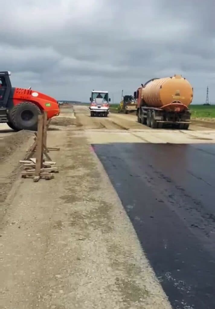 Autostrada Moldovei intră în etapa asfaltării. Toți cei 320 km până la Pașcani, promiși pentru finalul anului