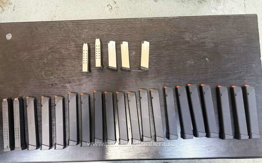 Încărcătoare pentru arme letale ascunse într-un autocar, descoperite la Vama Giurgiu