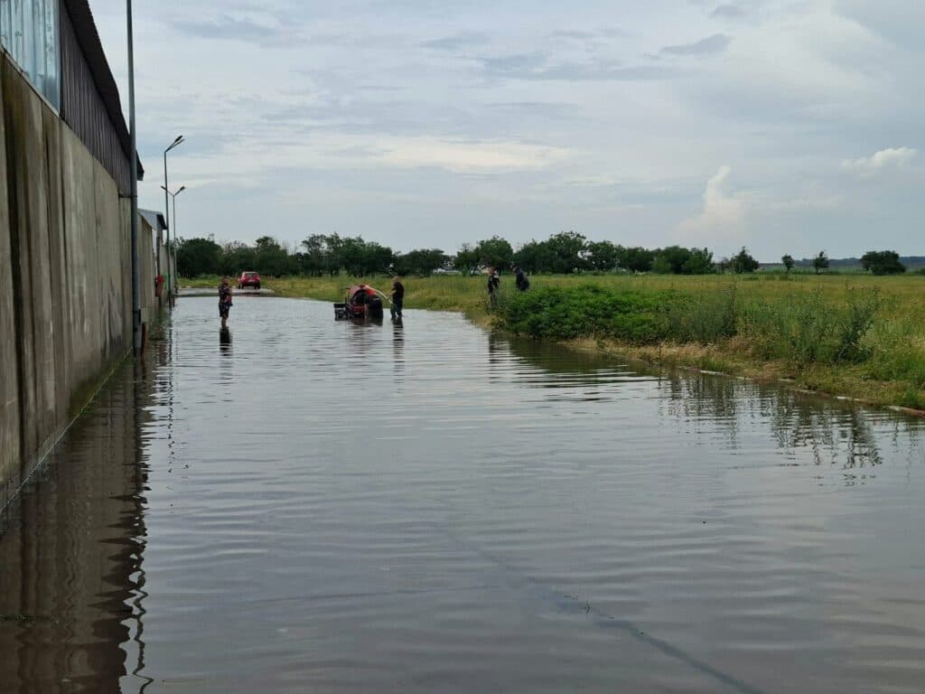 Sute de curți și locuințe inundate în țară. În Prahova, 80 de gospodării au rămas izolate după o alunecare de teren