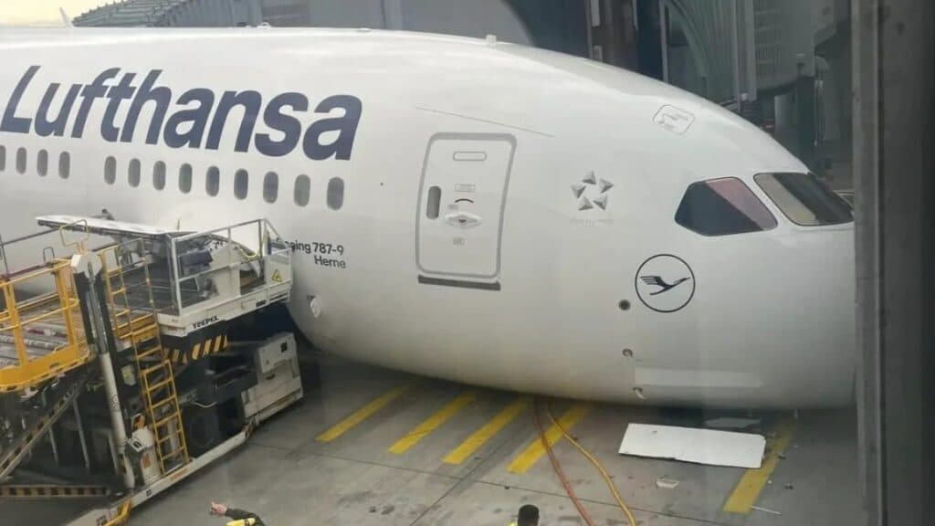 Germania: Mai mulți răniți pe aeroportul din Frankfurt după ruperea trenului de aterizare față al unui Boeing-787