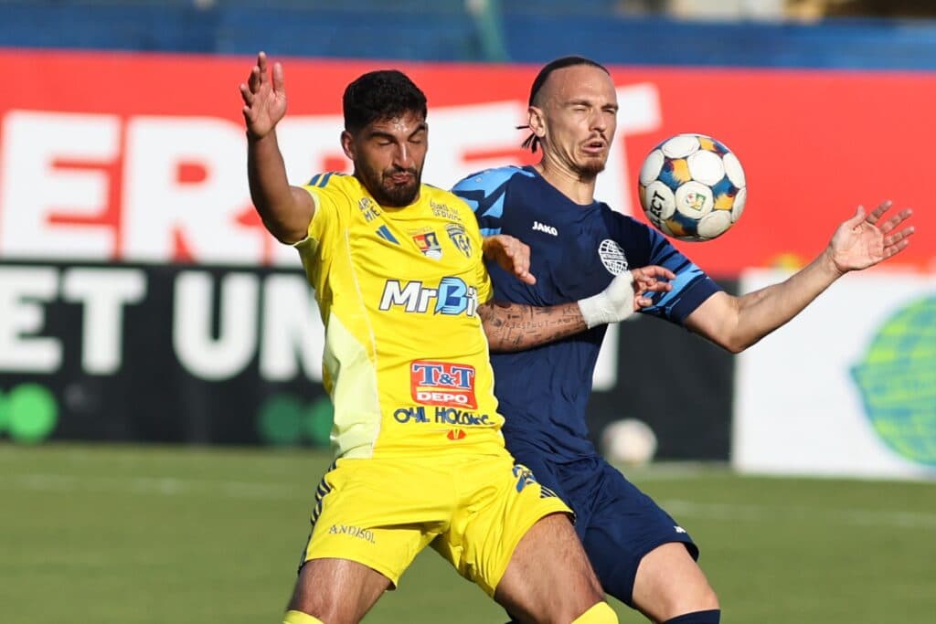 Corvinul Hunedoara, nou-promovată în Superliga, îl transferă pe atacantul peruan Renato Espinosa