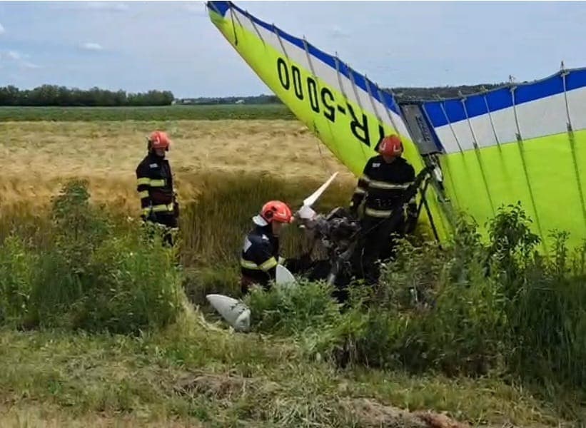 Un planor a aterizat forțat pe un câmp din județul Argeș