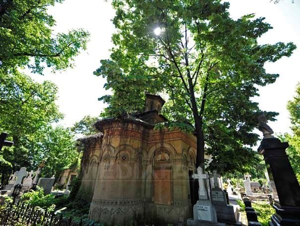 Bucureşti: Doi tineri, reţinuţi după ce au dansat pe morminte din Cimitirul Bellu - VIDEO
