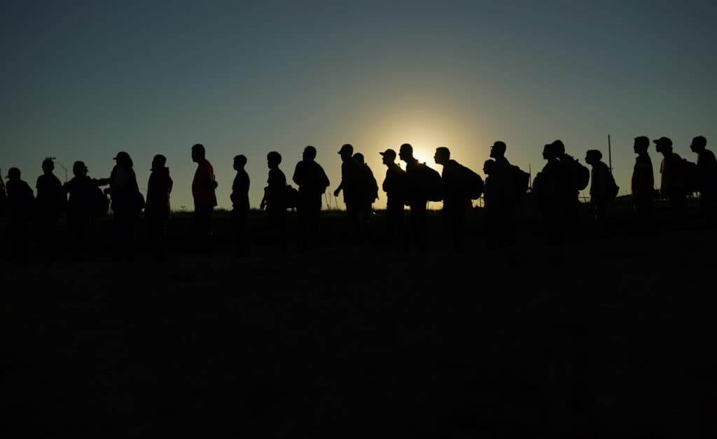 Spania legalizează peste un milion de migranți fără acte, în timp ce UE înăsprește regulile
