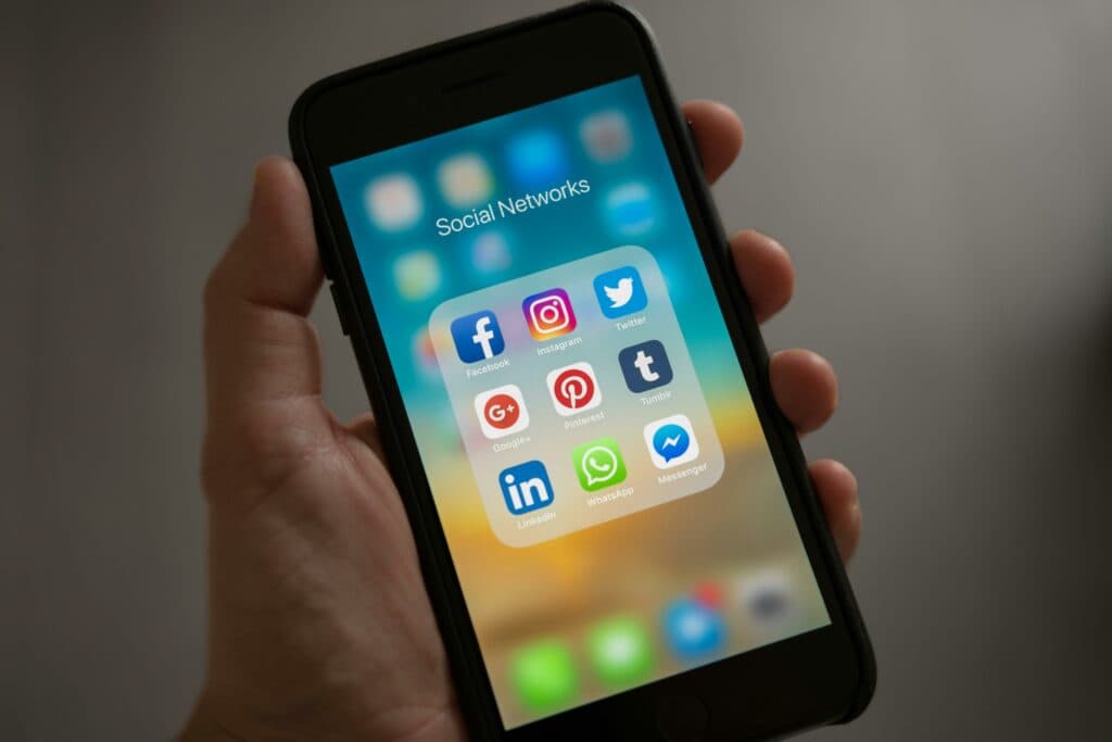 O fată de 13 ani și-a lăsat părinții fără 42.000 de euro ca să le trimită cadouri influencerilor preferați / Cum a reușit să golească seiful familiei