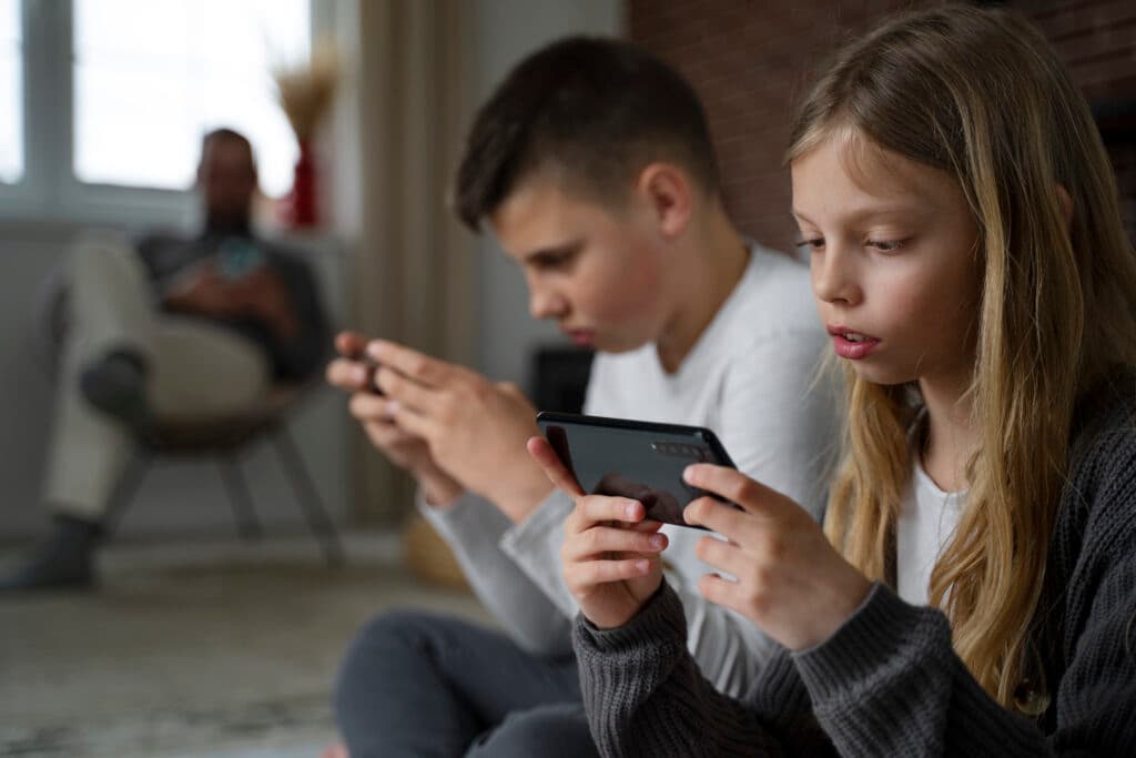 Australia vrea să aplice mai strict interdicția privind rețelele de socializare pentru adolescenți
