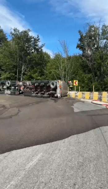 Trafic oprit după ce o autocisternă cu benzină s-a răsturnat pe DN7 în localitatea Cotmeana, județul Argeș