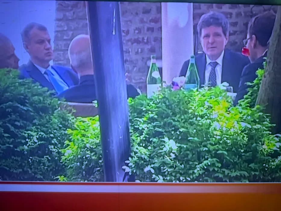 Imaginea care alimentează controversele din PNL: Nicușor Dan, Rareș Bogdan și Lucian Pahonțu, la aceeași masă la Bruxelles