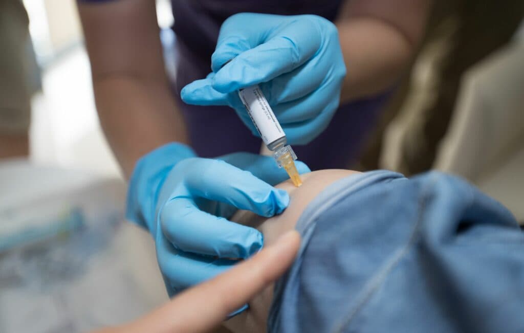 Studiu: Adolescentele vaccinate împotriva HPV au un risc „aproape de zero” de a muri de cancer de col uterin înainte de 30 de ani